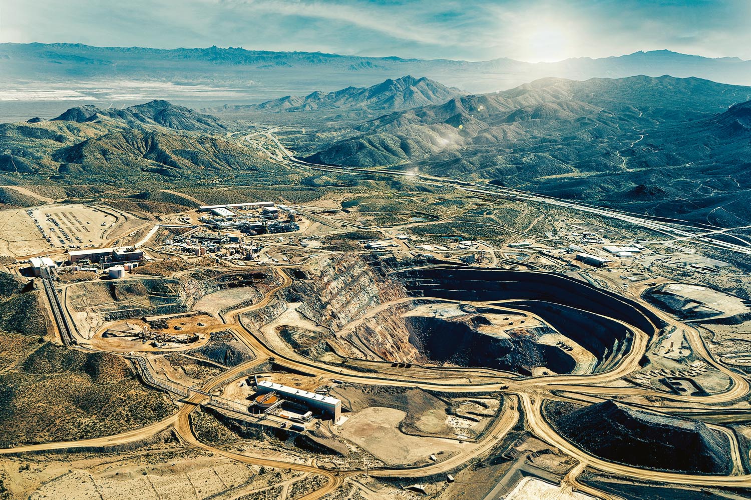 Kể từ khi được MP Materials tái khởi động vào năm 2018, mỏ Mountain Pass đã khai thác 42 triệu tấn đá và tinh chế thành 207 ngàn tấn oxit đất hiếm.