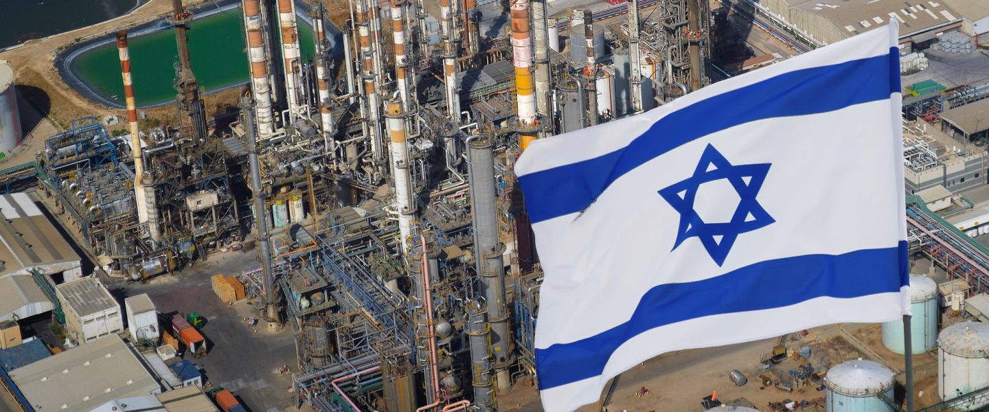 Giá dầu toàn cầu tăng sau lời đồn Israel sắp oanh tạc Iran. Ảnh: WhoWhatWhy