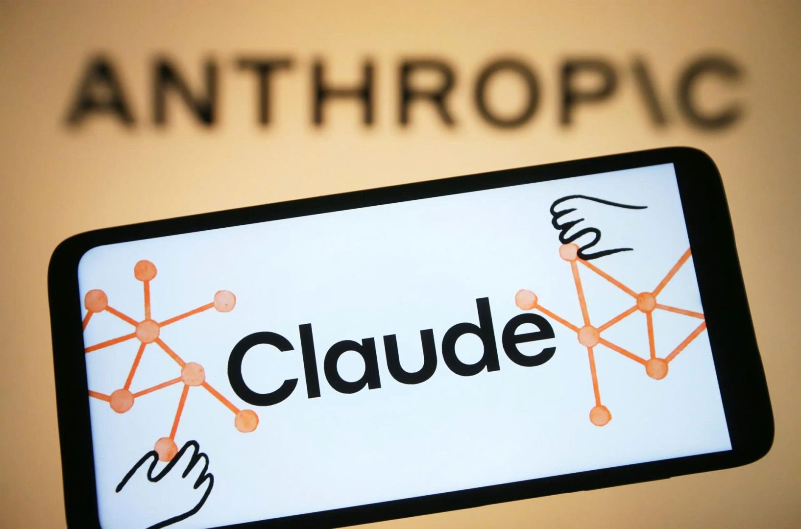 Anthropic với ứng dụng Claude đang nổi lên như đối thủ đáng gờm của ChatGPT. Ảnh: Es Wired