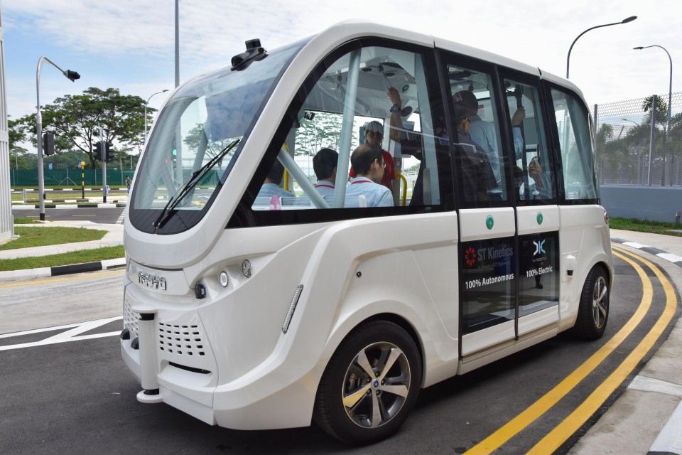 Một mẫu xe bus loại nhỏ tự lái của Singapore. Ảnh: Kyodo News