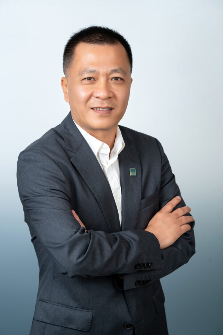 "Làm dịch vụ trong bệnh viện là thách thức lớn nhất, nhưng cũng đáng tự hào nhất,” ông Phùng Tuấn Hà chia sẻ.