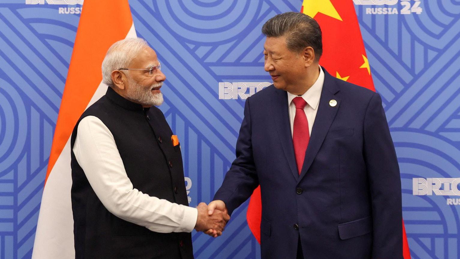 Thủ tướng Narendra Modi (trái) và Chủ tịch Tập Cận Bình gặp nhau tại Nga năm 2024. Ảnh: BBC