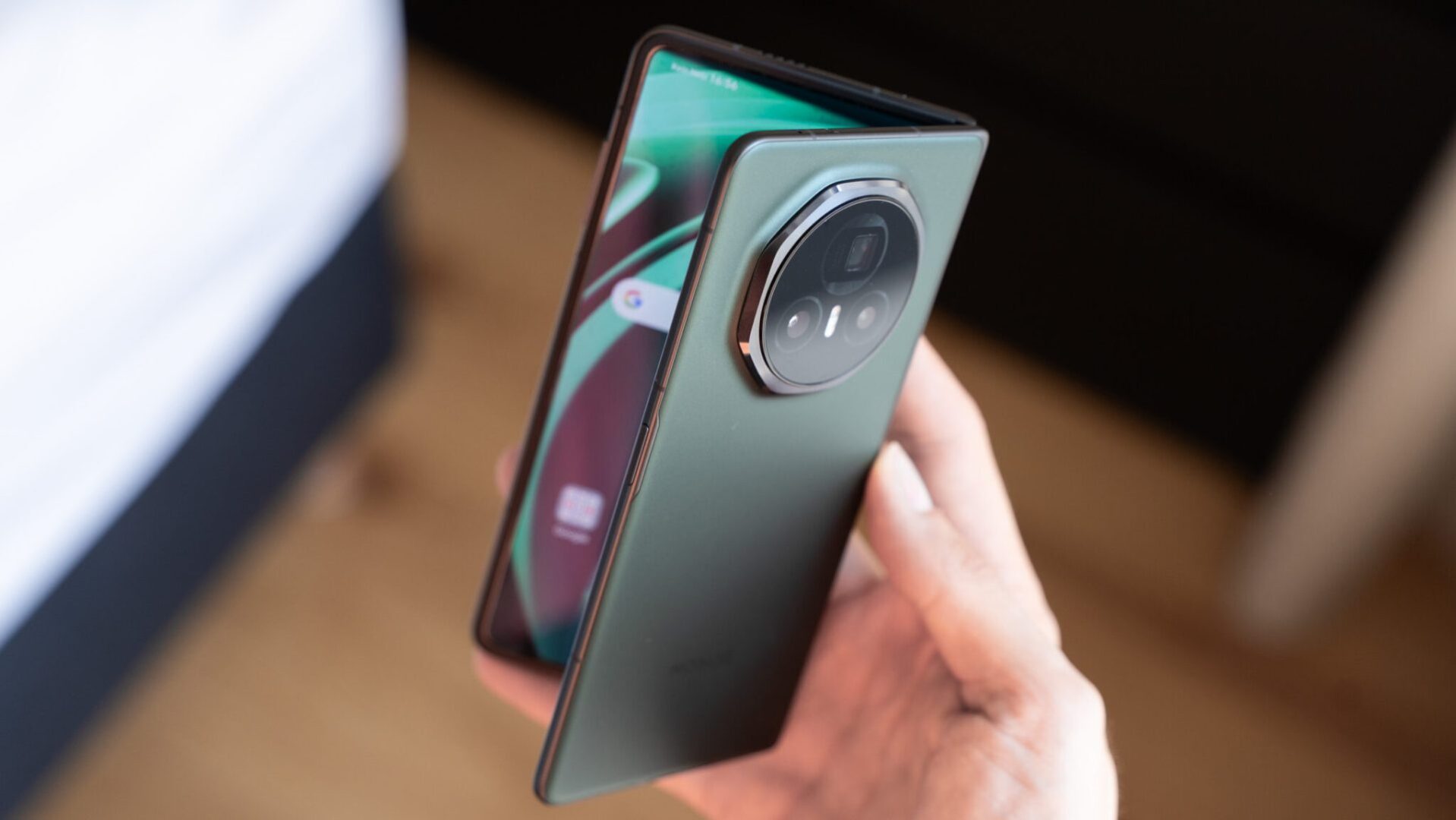 Honor ra mắt điện thoại gập mẫu mới, cạnh tranh với Samsung và Apple Điện thoại gập Magic V5 mới ra mắt của Honor. Ảnh: Allround PC