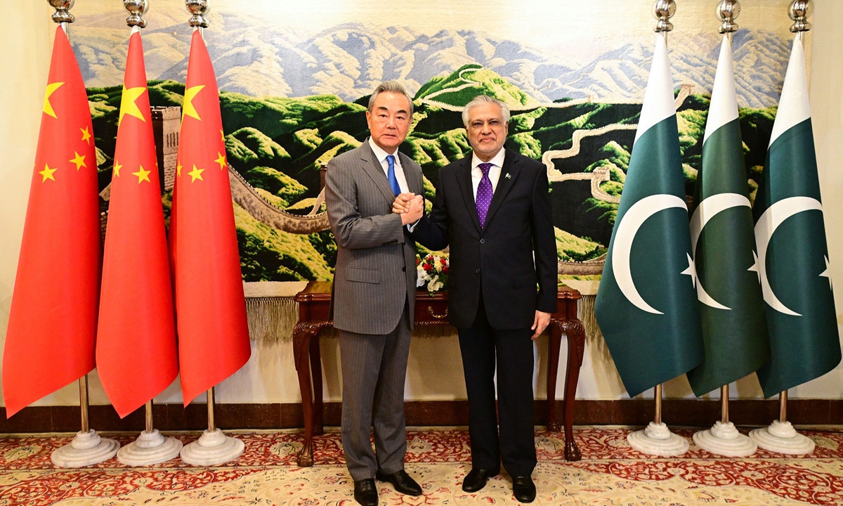 Ngoại trưởng Trung Quốc (trái) và người đồng cấp Pakistan ở Islamabad. Ảnh: GlobalTimes