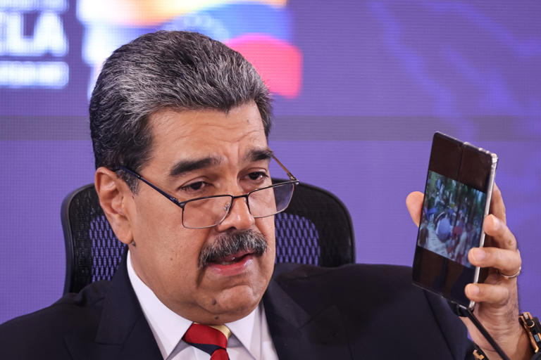 Tổng thống Maduro trong buổi giới thiệu chiếc điện thoại đặc biệt. Ảnh: Reuters
