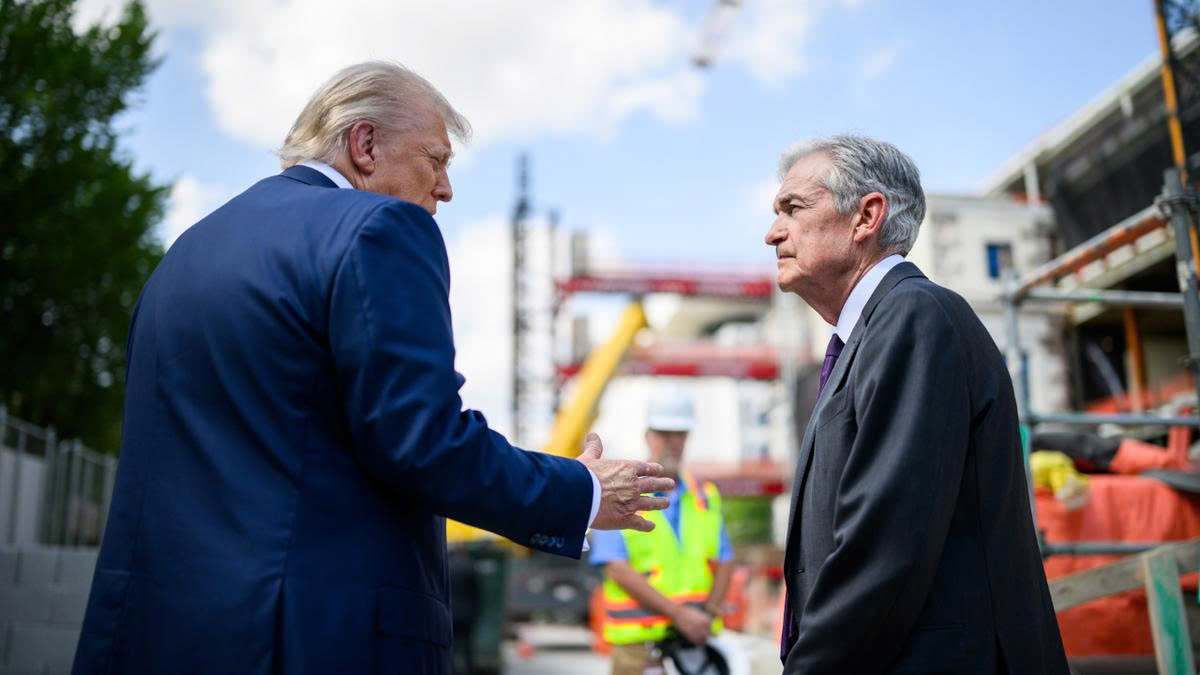Tổng thống Trump (trái) không được đánh giá cao về kinh tế như Chủ tịch Fed Jerome Powell. Ảnh: Fox News