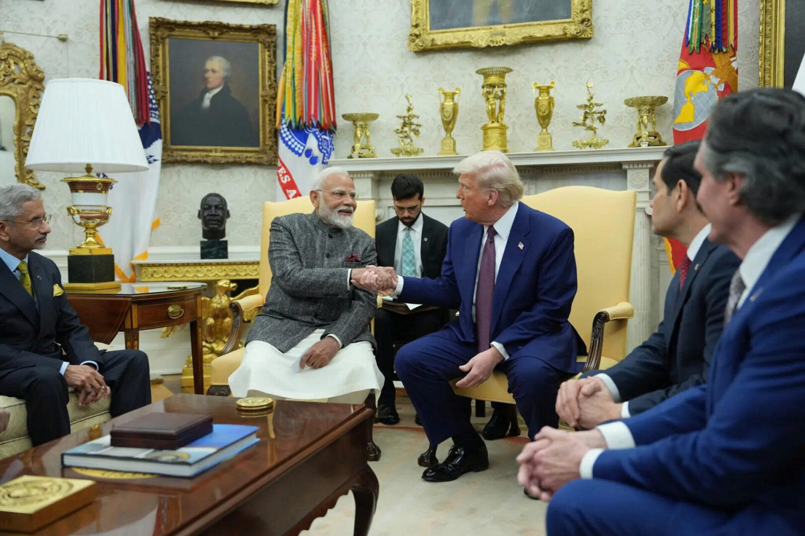 Tổng thống Trump (phải) đang cứng rắn với Ấn Độ về vấn đề mua dầu từ Nga. Ảnh: NYTimes